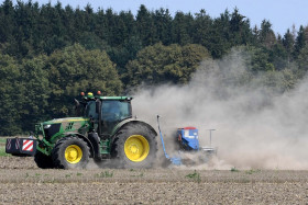 Agriculteurs dans un champ (illustration)