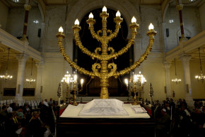 Des croyants juifs célèbrent la fête de Roch Hachana réunis à la synagogue de Bordeaux (illustration)