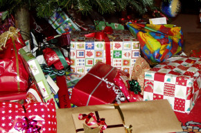 Des cadeaux de Noël sous un sapin (illustration)