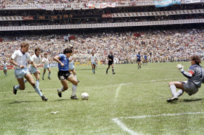 Après avoir passé en revue la défense anglaise, Maradona efface Peter Shilton pour inscrire l'un des plus beaux buts de l'histoire