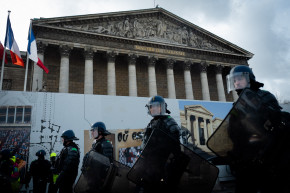 Des policiers devant l'Assemblée nationale durant une manifestation de "gilets jaunes"