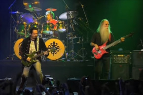 Le groupe Toto fait vibrer leur fans avec "Falling in Between" au Zénith de Paris en 2007