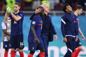 Didier Deschamps console ses joueurs après leur défaite lors des huitièmes de finale de l'Euro 2021 entre la France et la Suisse le 28 juin 2021.