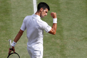 Novak Djokovic célèbre sa victoire au troisième set contre l’Italien Matteo Berrettini, le 11 juillet 2021.