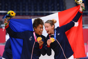 Les handballeuses Estelle Nze Minko et Amandine Leynaud à Tokyo le 8 août 2021