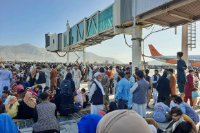 Des réfugiés afghans attendant à l'aéroport de Kaboul dans l'espoir de quitter le pays, le 16 août 2021