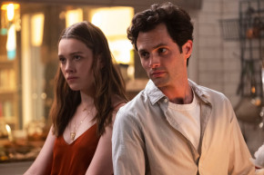 Penn Badgley, et Victoria Pedretti dans la saison 2 de "You"