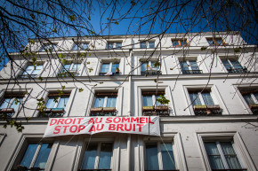 Des riverains excédés par le bruit exposent une banderole sur la façade de leur immeuble (image d'illustration).