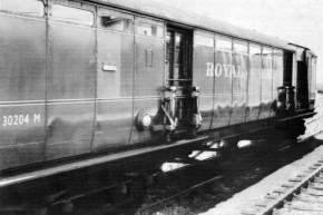 Photo datée du 09 août 1963 des deux wagons du train postal Glasgow-Londres interceptés sur le pont de Bridego, à Cheddington