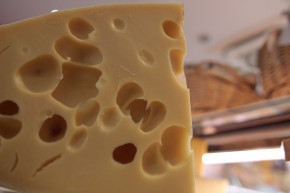 L'emmental fait partie des aliments issus de la fermentation, plus facile à digérer pour les personnes souffrant du syndrome de l'intestin irritable.