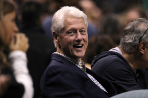 Bill Clinton, le 26 avril 2018 lors d'un match NBA à Milwaukee