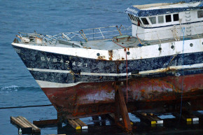 L'épave du Bugaled Breizh dans la base navale de Brest (archives).