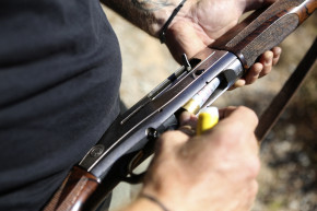 Un chasseur charge son arme (image d'illustration)