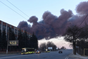 Une colonne de fumée non loin de l'aéroport de Lviv, le 18 mars 2022.