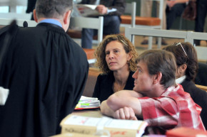 Philippe Duchemin et sa compagne Bérangère Trottin, les parents de Mathias, s'entretiennent avec leur avocat, le 9 juin 2008 dans la salle de la cour d'appel du palais de justice de Bourges.