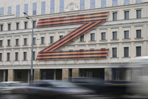 Le "Z" pro-russe affiché sur le théâtre Oleg Tabakov à Moscou, le 29 mars 2022.