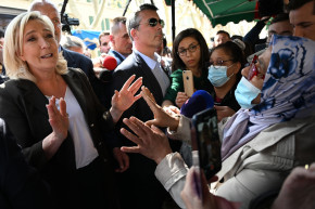 Marine Le Pen sur un marché dans le Vaucluse