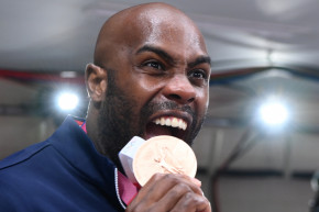 Teddy Riner avec sa médaille de bronze en judo le 30 juillet à Tokyo.