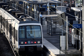 Un train en gare (illustration)