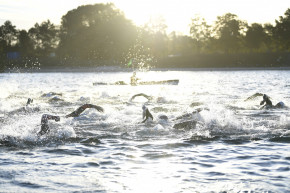 Une épreuve de natation dans la Seine (illustration).