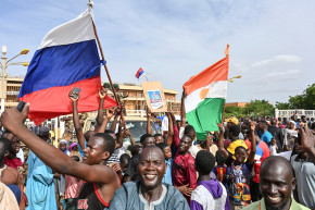 Des milliers de partisans du coup d'État militaire au Niger se sont réunis à Niamey, dimanche 6 août 2023.