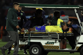 Neymar, lors de sa blessure au cours du match Brésil-Uruguay, mardi 17 octobre 2023.