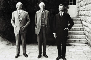 Le général britannique Edmund Allenby, Arthur Balfour, ancien Premier ministre britannique, et Herbert Samuel, premier haut-commissaire de Palestine, posant pour une photo à Jérusalem en 1925.