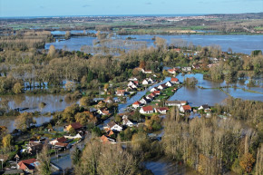 Cette vue aérienne montre les inondations autour du village de Neuville-sous-Montreuil, dans le Pas-de-Calais, le 11 novembre 2023.