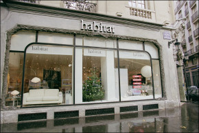 Photo de la devanture du magasin d'ameublement Habitat Boulevard de la Madeleine à Paris, le 19 novembre 1999.
