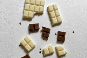 Du chocolat noir et blanc (illustration)