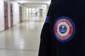 Un agent de l'administration pénitentiaire