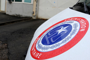 Un fourgon pénitentiaire.