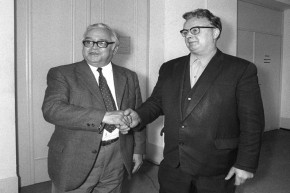 Le juge Henri Pascal (à gauche) serre la main du père de Brigitte Dewèvre retrouvée morte le 6 avril 1972 à Bruay-en-Artois (Pas-de-Calais).