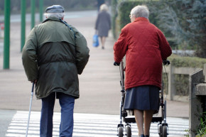 Un couple de seniors devant un passage piéton (image d'illustration)