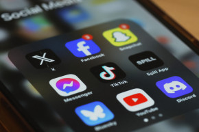Plusieurs applications des réseaux sociaux tel que X, Facebook, Tiktok