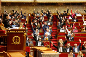 Des députés votent un amendement au sujet du projet de loi de finances 2025, à l'Assemblée nationale, le 22 octobre 2024.