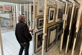 Jacques, abonné à l'artothèque d'Angers depuis 1986, choisit une œuvre à accrocher dans son salon.