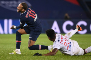 Neymar au duel avec le Lyonnais Tiago Mendes le 13 décembre 2020