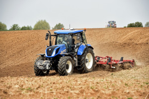Un agriculteur travaille le sol de ses champs (illustration)