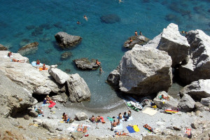 Une place sur l'île d'Amorgos (illustration).