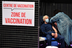 Un homme reçoit une dose du vaccin anti-Covid Pfizer/BioNtech, dans un centre de vaccination de Garlan, le 2 mars 2021.