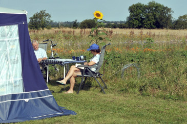 Des vacanciers dans un camping en France (illustration)