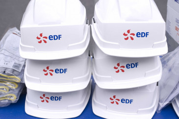 Des casques de protection avec le logo EDF