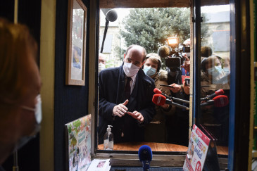 Le Premier ministre Jean Castex échange avec une commerçante à Crozon, le 20 novembre 2020.
