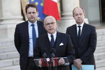 Bernard Cazeneuve entouré des ministre de l'Intérieur et de la Justice, vendredi 21 avril 2017, à l'Élsyée