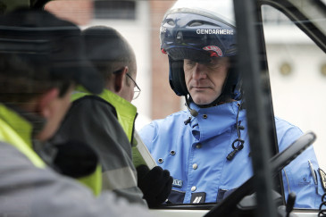 Un gendarme effectue un test d'alcoolémie. (Illustration)