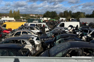 Une casse clandestine avec les épaves de voitures alignées.