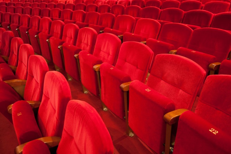 7778926418_une-salle-de-cinema-illustration