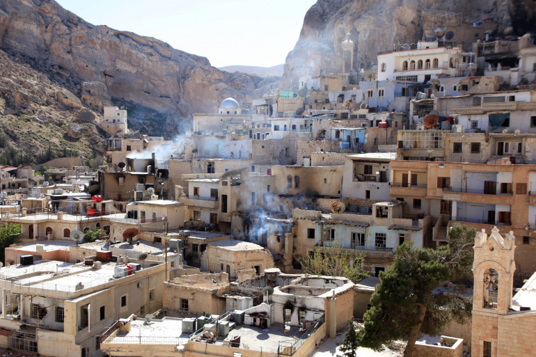Des nuages de fumée au-dessus de l'ancienne ville chrétienne de Maaloula en Syrie, le 17 avril 2014.