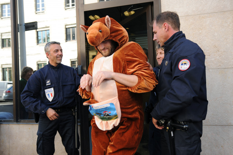 Un militant de "Bizi!", arrêté après une action dans une branche de la Société Générale à Bayonne, le 16 mai. (archives)